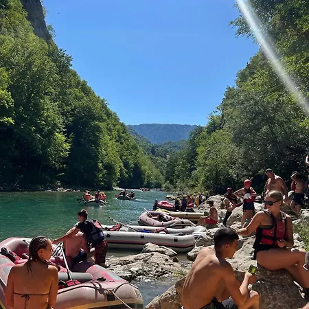 Canyon-view Rafting Retreat *